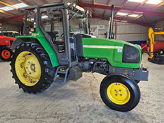 Side View of the JOHN DEERE 3200X
