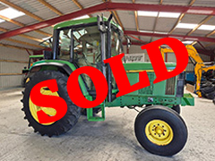 Side view of a green JOHN DEERE 1640