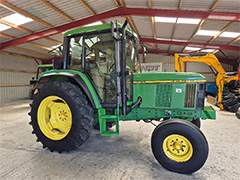 Side view of a green JOHN DEERE 1640