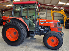 Side view of a green JOHN DEERE 1640